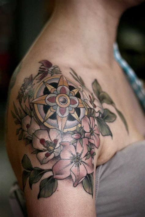 tatuaggio fiori sulla spalla|66 Idee per tatuaggi sulla spalla .